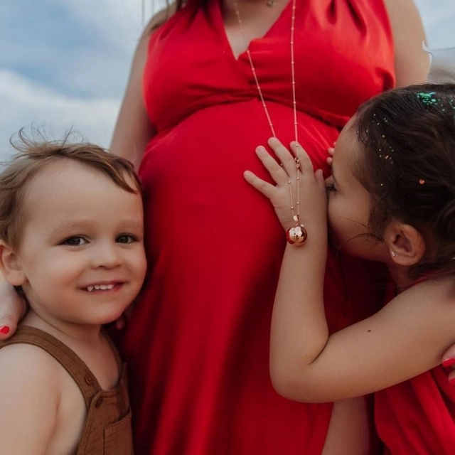 kids with their pregnant mom