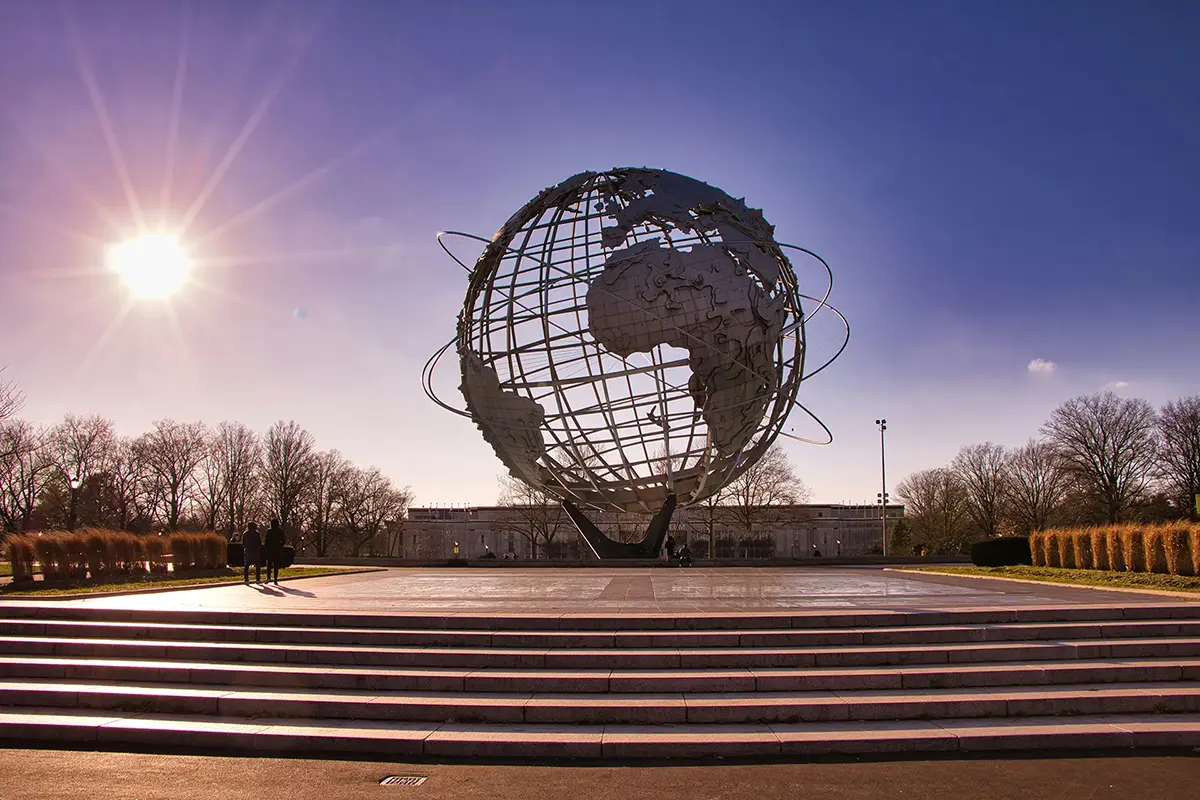 queens center world statue